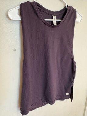 Vuori energy tank Muscle Tank Top in Deep Plum size extra small